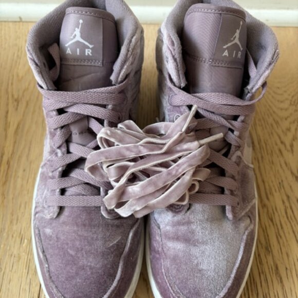 Excellent Nike Air Jordan 1 Mid SE Purple Smoke Mid Velvet High Top Sz 9 EU 40.5 - Picture 6 of 8